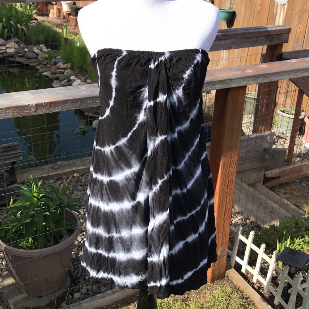 Super cute black and white tie-dye strapless dress